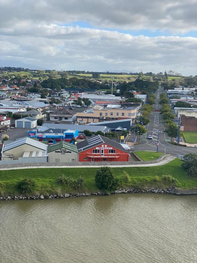Masonic Hotel Waitara Exteriör bild
