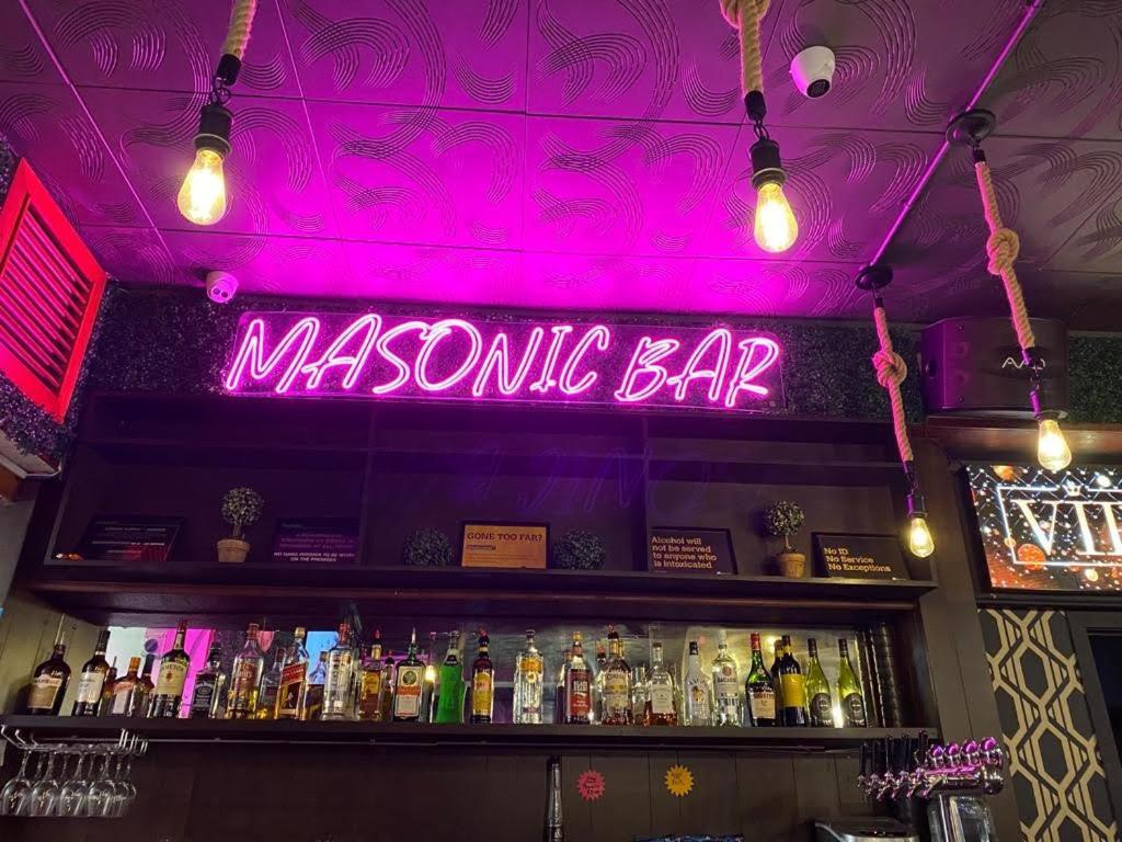 Masonic Hotel Waitara Exteriör bild