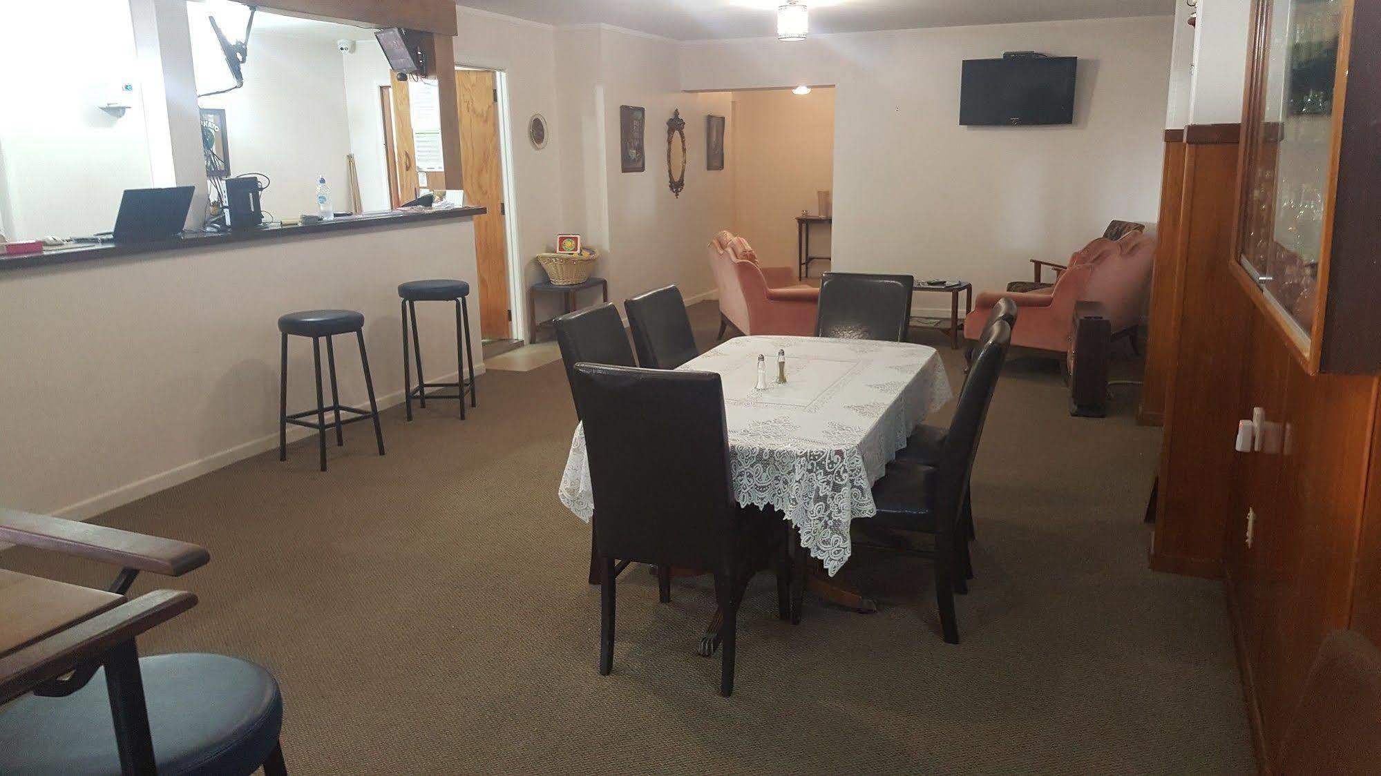Masonic Hotel Waitara Exteriör bild